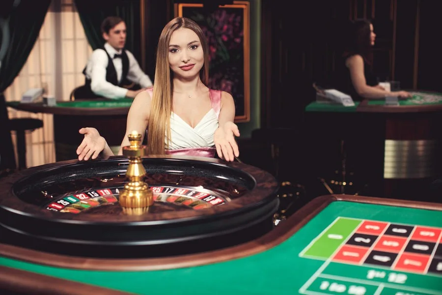 Dealer memandu sesi meja kasino live POA88